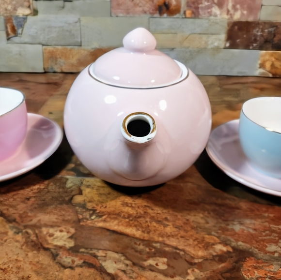 Kids tea cups and saucers And Tea Pot • Brand : F.A.O - Schwarz • - Picture 4 of 7